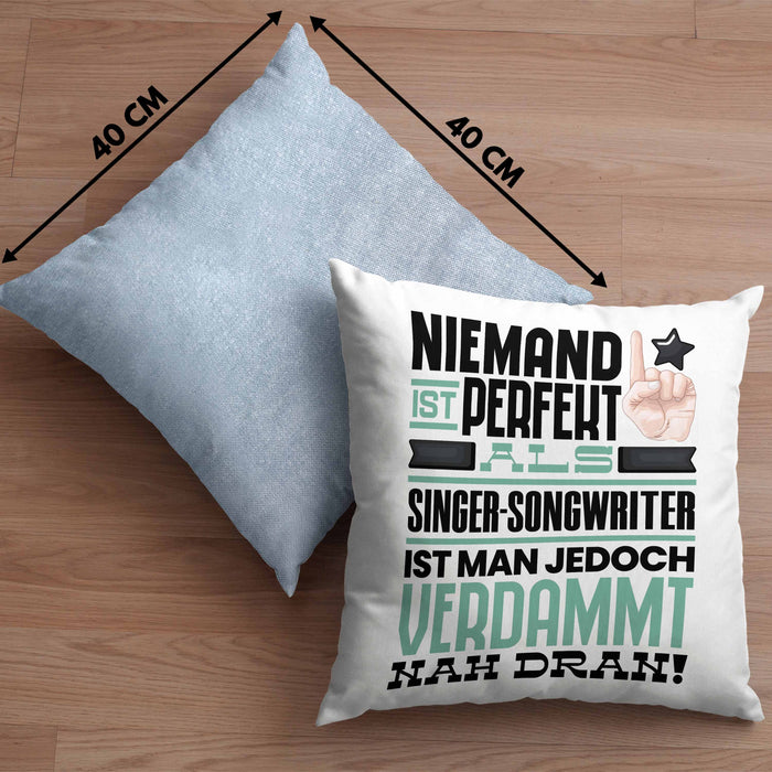 Singer-Songwriter Geschenk Kissen mit Füllung 40x40 Lustige Geschenkidee für Singer-Songwriter Geburtstag Niemand Ist Perfekt Aber Als Singer-Songwriter Ist Man Nah Dran (Grau) Blau Trendation