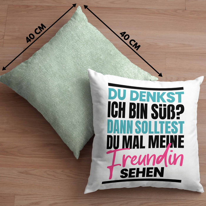 Du Denkst Ich Bin Süß Dann Solltest Du Mal Meine Freundin Sehen Kissen mit Füllung 40x40 Geschenk Spruch Eifersüchtige Freundin (Grau) Grün Trendation
