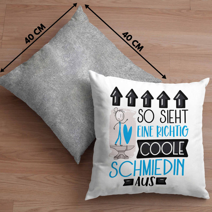 Schmiedin Geschenk Kissen mit Füllung 40x40 Geschenkidee für Schmiedin Geburtstag Weihnachten Spruch So Sieht Eine Richtig Coole Schmiedin Aus (Grau) Grau Trendation
