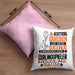Curlingspieler Geschenk Kissen mit Füllung 40x40 Lustiger Spruch Erheben Sie Sich Der Curlingspieler Betritt den Raum (Grau) Rosa Trendation