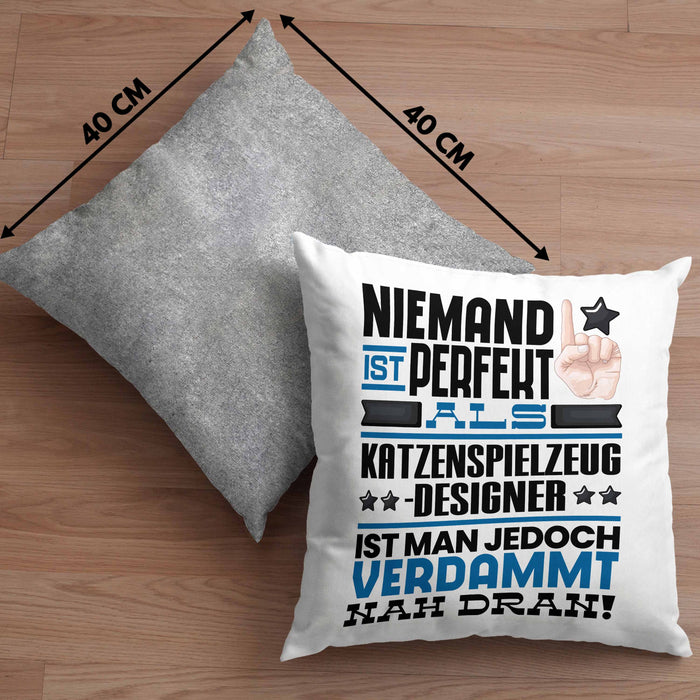 Katzenspielzeug-Designer Geschenk Kissen mit Füllung 40x40 Lustige Geschenkidee für Katzenspielzeug-Designer Geburtstag Niemand Ist Perfekt Aber Als Katzenspielzeug-Designer Ist Man Nah Dran (Grau) Grau Trendation
