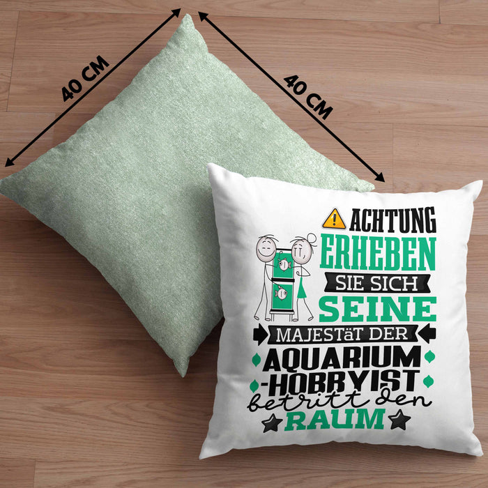 Aquarium-Hobbyist Geschenk Kissen mit Füllung 40x40 Lustiger Spruch Erheben Sie Sich Der Aquarium-Hobbyist Betritt den Raum (Grau) Grün Trendation