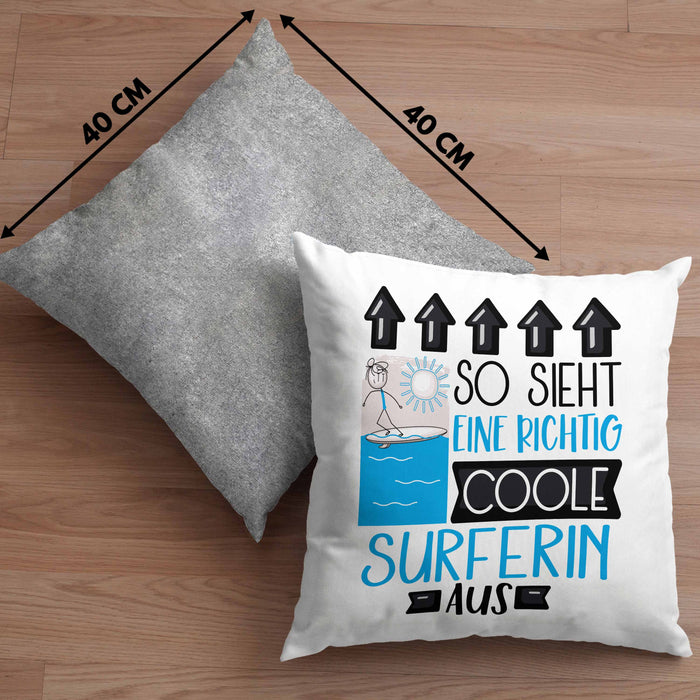 Surferin Geschenk Kissen mit Füllung 40x40 Lustig Geschenkidee für Surferin Geburtstag So Sieht Eine Richtig Coole Surferin Aus Frauen Spruch (Grau) Grau Trendation