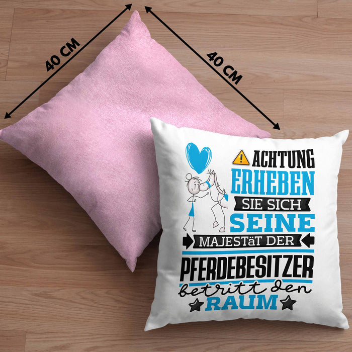 Pferdebesitzer Geschenk Kissen mit Füllung 40x40 Lustiger Spruch Erheben Sie Sich Der Pferdebesitzer Betritt den Raum (Grau) Rosa Trendation
