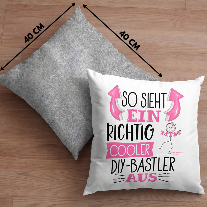 So Sieht Ein Richtig Cooler DIY-Bastler Aus Geschenk Kissen mit Füllung 40x40 Lustiger Spruch Geschenkidee (Grau) Grau Trendation