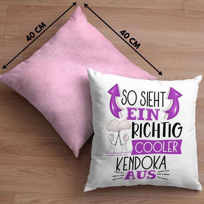So Sieht Ein Richtig Cooler Kendoka Aus Geschenk Kissen mit Füllung 40x40 Lustiger Spruch Geschenkidee (Grau) Rosa Trendation