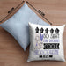 Großcousine Geschenk Kissen mit Füllung 40x40 Geschenkidee für Großcousine Geburtstag Weihnachten Spruch So Sieht Eine Richtig Coole Großcousine Aus (Grau) Blau Trendation