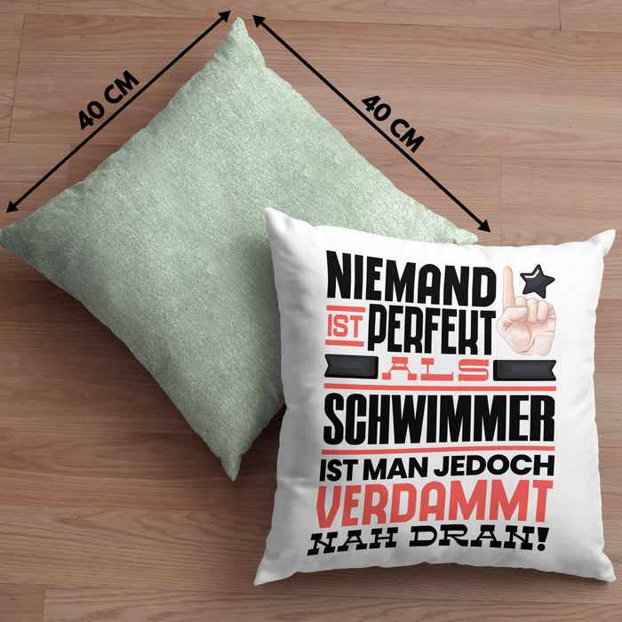 Schwimmer Geschenk Kissen mit Füllung 40x40 Lustige Geschenkidee für Schwimmer Geburtstag Niemand Ist Perfekt Aber Als Schwimmer Ist Man Nah Dran (Grau) Grün Trendation