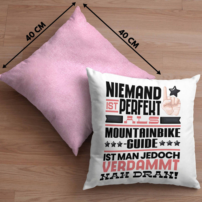 Mountainbike-Guide Geschenk Kissen mit Füllung 40x40 Lustige Geschenkidee für Mountainbike-Guide Geburtstag Niemand Ist Perfekt Aber Als Mountainbike-Guide Ist Man Nah Dran (Grau) Rosa Trendation