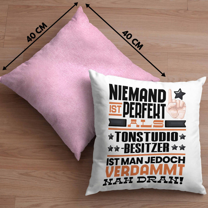 Tonstudio-Besitzer Geschenk Kissen mit Füllung 40x40 Lustige Geschenkidee für Tonstudio-Besitzer Geburtstag Niemand Ist Perfekt Aber Als Tonstudio-Besitzer Ist Man Nah Dran (Grau) Rosa Trendation