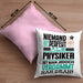 Physiker Geschenk Kissen mit Füllung 40x40 Lustige Geschenkidee für Physiker Geburtstag Niemand Ist Perfekt Aber Als Physiker Ist Man Nah Dran (Grau) Rosa Trendation