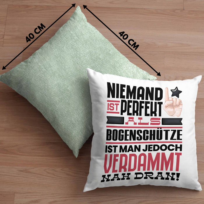 Bogenschütze Geschenk Kissen mit Füllung 40x40 Lustige Geschenkidee für Bogenschütze Geburtstag Niemand Ist Perfekt Aber Als Bogenschütze Ist Man Nah Dran (Grau) Grün Trendation