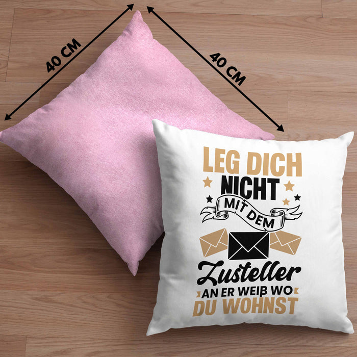 Postbote Paketzusteller Geschenk Kissen mit Füllung 40x40 Spruch Leg Dich Nicht Mit Dem Zusteller An Er Weiß Wo Du Wohnst Briefträger (Grau) Rosa Trendation