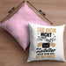 Postbote Paketzusteller Geschenk Kissen mit Füllung 40x40 Spruch Leg Dich Nicht Mit Dem Zusteller An Er Weiß Wo Du Wohnst Briefträger (Grau) Rosa Trendation