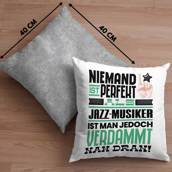 Jazz-Musiker Geschenk Kissen mit Füllung 40x40 Lustige Geschenkidee für Jazz-Musiker Geburtstag Niemand Ist Perfekt Aber Als Jazz-Musiker Ist Man Nah Dran (Grau) Grau Trendation