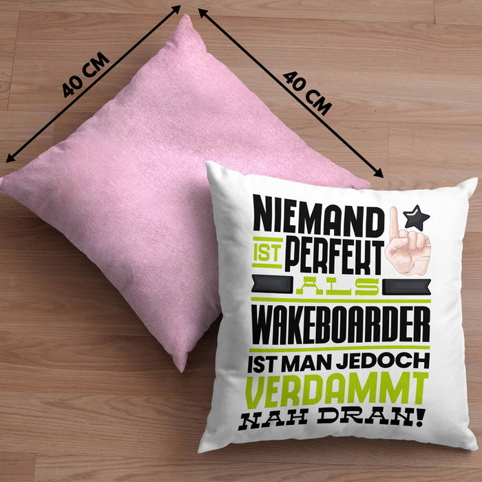 Wakeboarder Geschenk Kissen mit Füllung 40x40 Lustige Geschenkidee für Wakeboarder Geburtstag Niemand Ist Perfekt Aber Als Wakeboarder Ist Man Nah Dran (Grau) Rosa Trendation