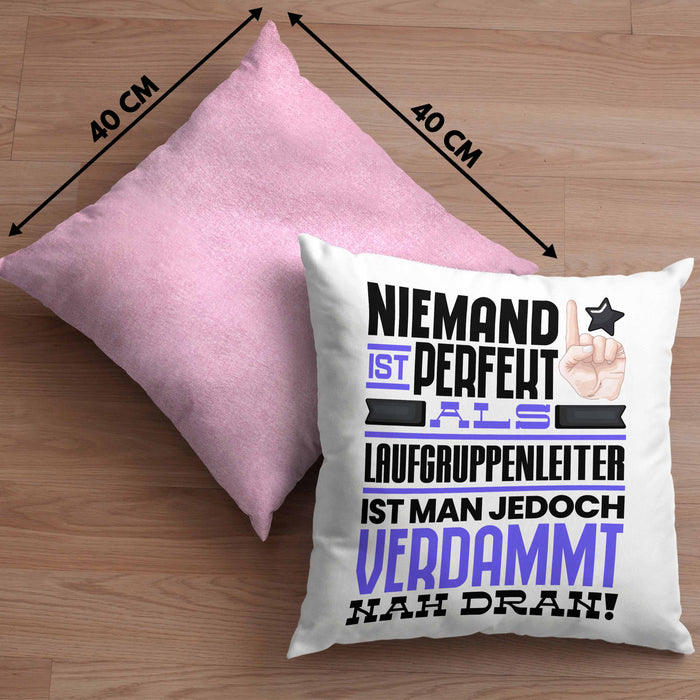 Laufgruppenleiter Geschenk Kissen mit Füllung 40x40 Lustige Geschenkidee für Laufgruppenleiter Geburtstag Niemand Ist Perfekt Aber Als Laufgruppenleiter Ist Man Nah Dran (Grau) Rosa Trendation