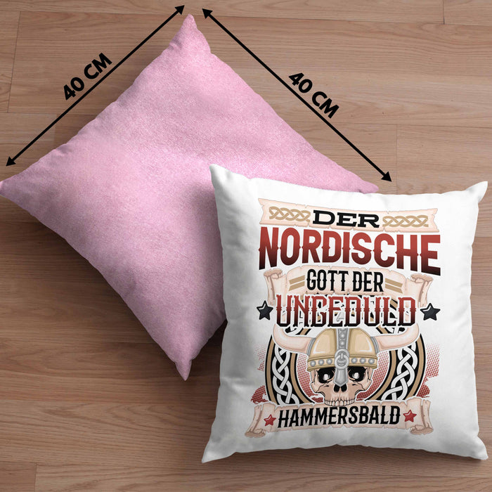 Der Nordische Gott Der Ungeduld Hammersbald Kissen mit Füllung 40x40 Geschenk Niedersachen Norddeutsch Gag Joke Spaß (Grau) Rosa Trendation