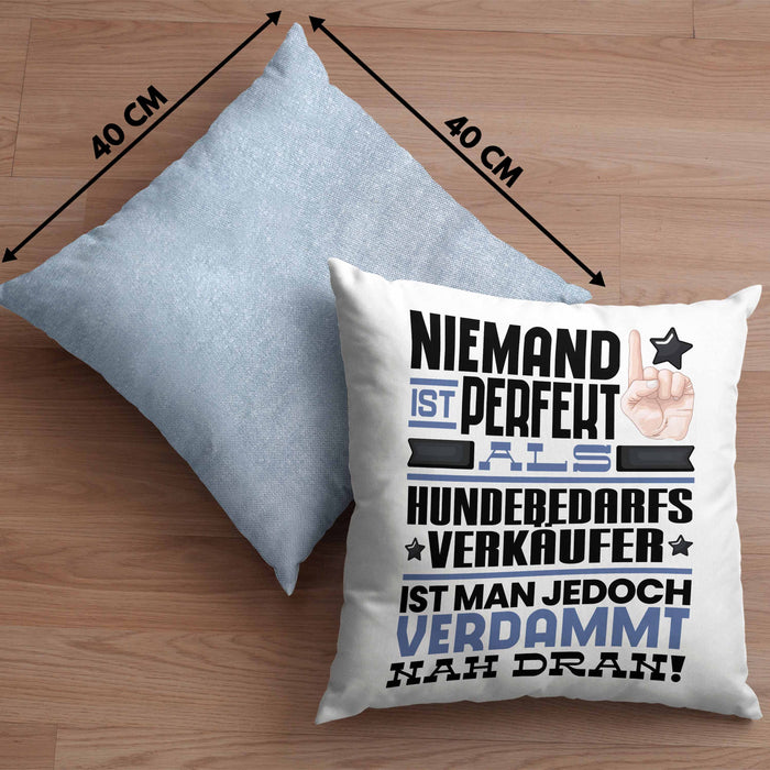 Hundebedarfsverkäufer Geschenk Kissen mit Füllung 40x40 Lustige Geschenkidee für Hundebedarfsverkäufer Geburtstag Niemand Ist Perfekt Aber Als Hundebedarfsverkäufer Ist Man Nah Dran (Grau) Blau Trendation