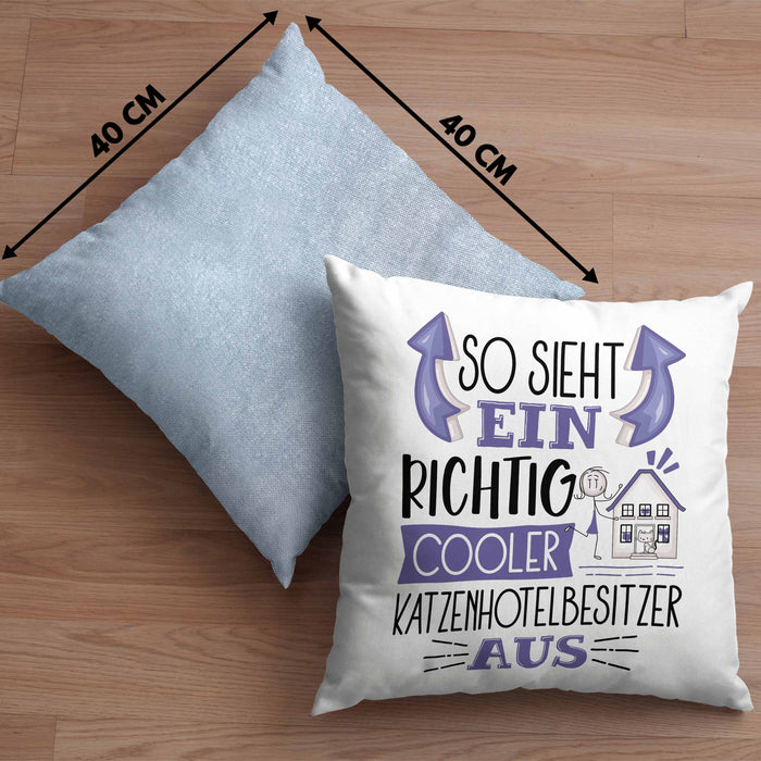 Katzenhotelbesitzer Kissen mit Füllung 40x40 So Sieht Ein Richtig Cooler Katzenhotelbesitzer Aus Geschenk Lustiger Spruch Geschenkidee (Grau) Blau Trendation