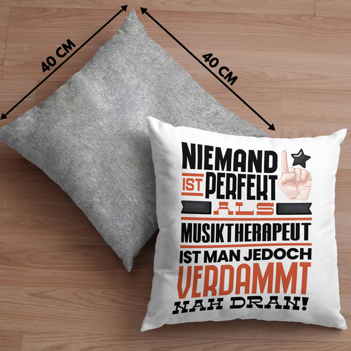 Musiktherapeut Geschenk Kissen mit Füllung 40x40 Lustige Geschenkidee für Musiktherapeut Geburtstag Niemand Ist Perfekt Aber Als Musiktherapeut Ist Man Nah Dran (Grau) Grau Trendation