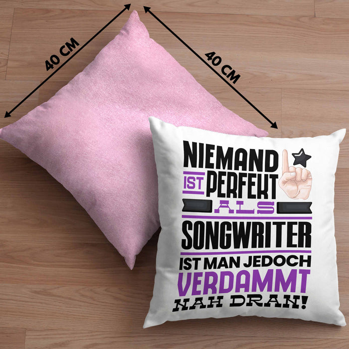 Songwriter Geschenk Kissen mit Füllung 40x40 Lustige Geschenkidee für Songwriter Geburtstag Niemand Ist Perfekt Aber Als Songwriter Ist Man Nah Dran (Grau) Rosa Trendation