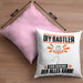 DIY-Bastler Kissen mit Füllung 40x40 Geschenk für DIY-Bastler Der Mann Der Alles Kann Geschenkidee zum Geburtstag (Grau) Rosa Trendation