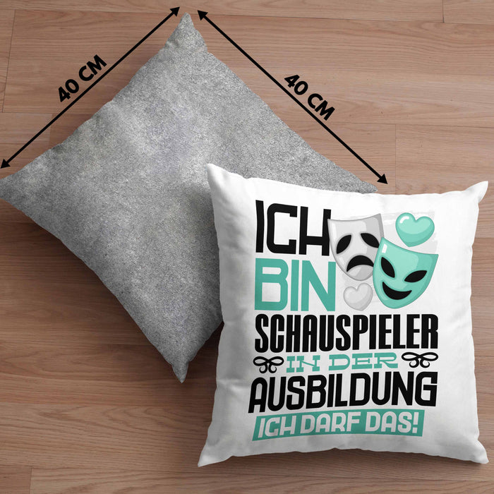 Schauspieler Ausbildung Kissen mit Füllung 40x40 Geschenk Ich Bin Schauspieler In Der Ausbildung Ich Darf Das Geschenkidee Spruch (Grau) Grau Trendation