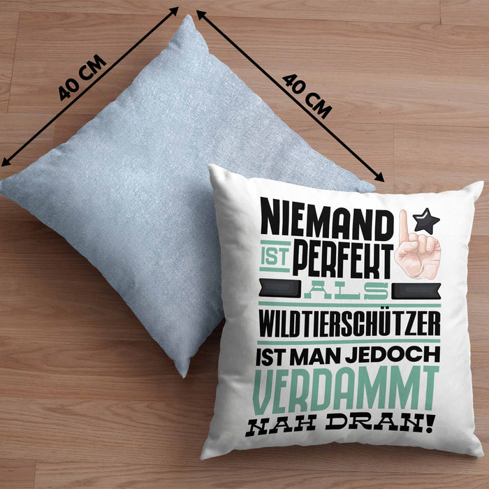 Wildtierschützer Geschenk Kissen mit Füllung 40x40 Lustige Geschenkidee für Wildtierschützer Geburtstag Niemand Ist Perfekt Aber Als Wildtierschützer Ist Man Nah Dran (Grau) Blau Trendation
