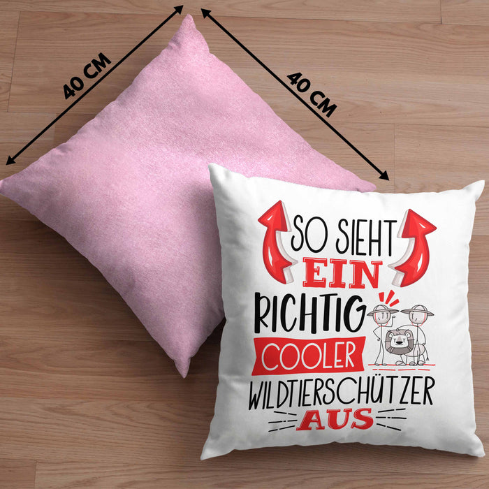 Wildtierschützer Kissen mit Füllung 40x40 So Sieht Ein Richtig Cooler Wildtierschützer Aus Geschenk Lustiger Spruch Geschenkidee (Grau) Rosa Trendation