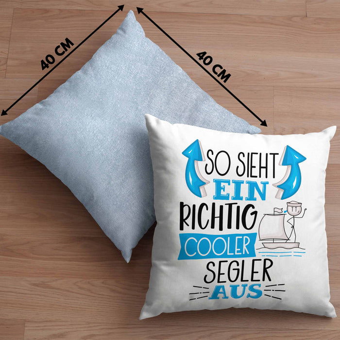 Segler Kissen mit Füllung 40x40 Geschenk So Sieht Ein Richtig Cooler Segler Aus Geschenkidee Spruch Lustig (Grau) Blau Trendation