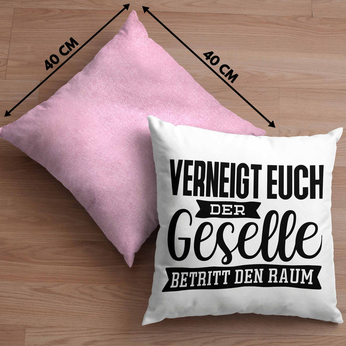 Geselle Prüfung Bestanden Kissen mit Füllung 40x40 Geschenk Verneigt Euch Der Geselle Betritt Den Raum (Grau) Rosa Trendation