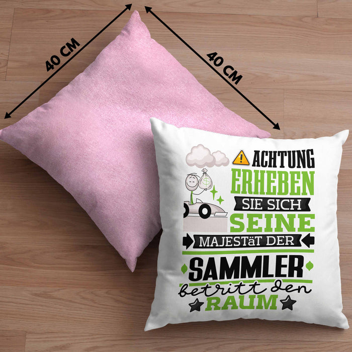 Sammler Geschenk Kissen mit Füllung 40x40 Lustiger Spruch Erheben Sie Sich Der Sammler Betritt den Raum (Grau) Rosa Trendation