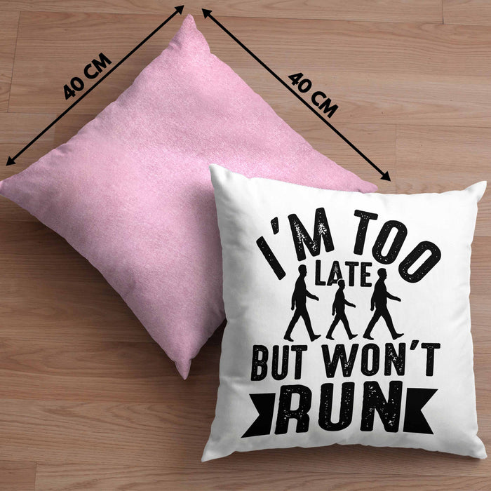 I'm Too Late But Wont Run Kissen mit Füllung 40x40 Geschenk Lustiger Spruch Zuspätkommer Chillige Person (Grau) Rosa Trendation