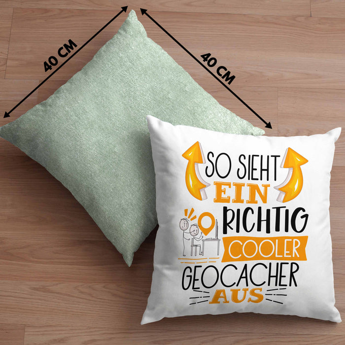 So Sieht Ein Richtig Cooler Geocacher Aus Geschenk Kissen mit Füllung 40x40 Lustiger Spruch Geschenkidee (Grau) Grün Trendation