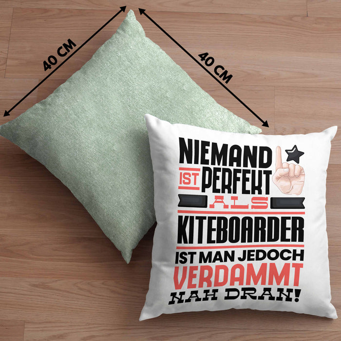 Kiteboarder Geschenk Kissen mit Füllung 40x40 Lustige Geschenkidee für Kiteboarder Geburtstag Niemand Ist Perfekt Aber Als Kiteboarder Ist Man Nah Dran (Grau) Grün Trendation