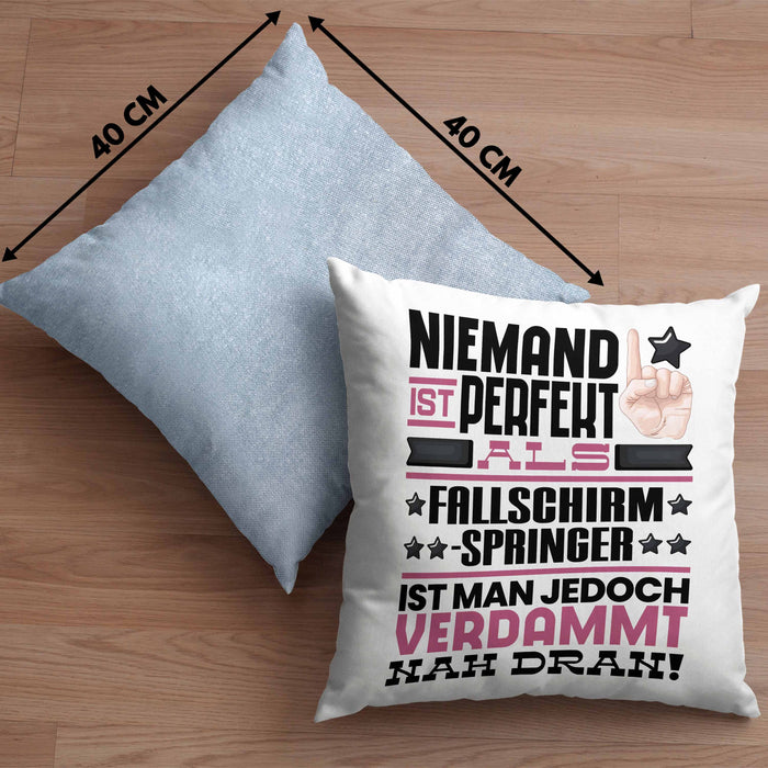Fallschirmspringer Geschenk Kissen mit Füllung 40x40 Lustige Geschenkidee für Fallschirmspringer Geburtstag Niemand Ist Perfekt Aber Als Fallschirmspringer Ist Man Nah Dran (Grau) Blau Trendation