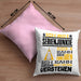 Serienjunkie Geschenk Kaffee-Kissen mit Füllung 40x40 Geschenkidee für Serienjunkie Ich Bin Serienjunkie Ich Kann Es Dir Erklären Jedoch Nicht Für Dich Verstehen Spruch Lustig (Grau) Rosa Trendation