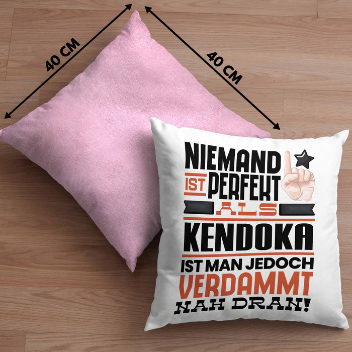Kendoka Geschenk Kissen mit Füllung 40x40 Lustige Geschenkidee für Kendoka Geburtstag Niemand Ist Perfekt Aber Als Kendoka Ist Man Nah Dran (Grau) Rosa Trendation