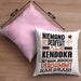 Kendoka Geschenk Kissen mit Füllung 40x40 Lustige Geschenkidee für Kendoka Geburtstag Niemand Ist Perfekt Aber Als Kendoka Ist Man Nah Dran (Grau) Rosa Trendation
