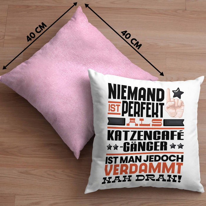 Katzencafégänger Geschenk Kissen mit Füllung 40x40 Lustige Geschenkidee für Katzencafégänger Geburtstag Niemand Ist Perfekt Aber Als Katzencafégänger Ist Man Nah Dran (Grau) Rosa Trendation