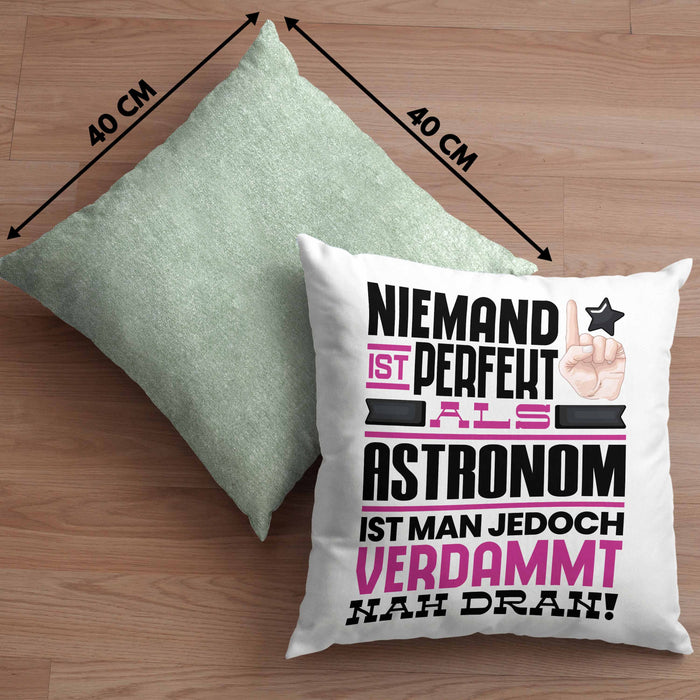 Astronom Geschenk Kissen mit Füllung 40x40 Lustige Geschenkidee für Astronom Geburtstag Niemand Ist Perfekt Aber Als Astronom Ist Man Nah Dran (Grau) Grün Trendation