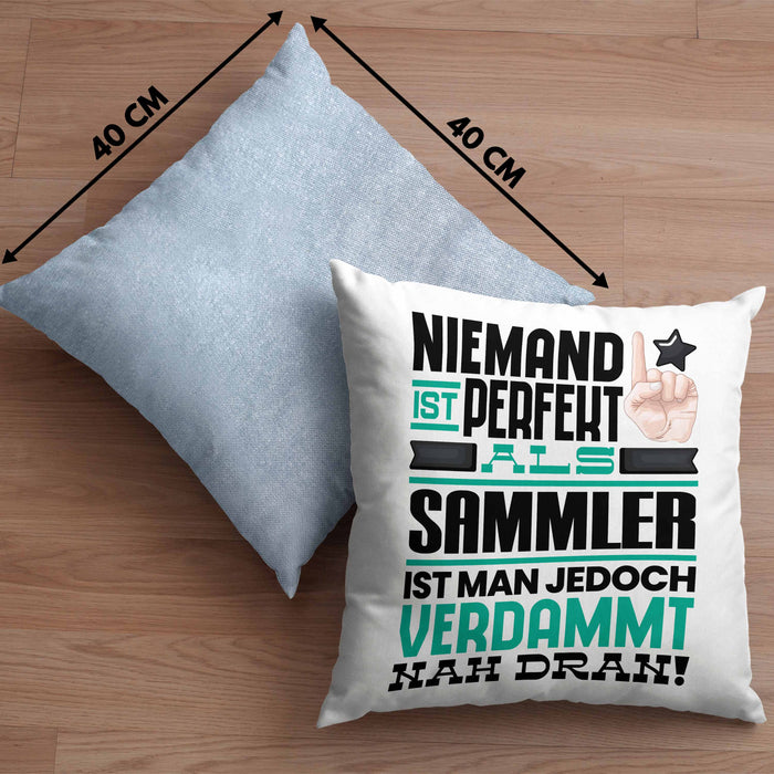 Sammler Geschenk Kissen mit Füllung 40x40 Lustige Geschenkidee für Sammler Geburtstag Niemand Ist Perfekt Aber Als Sammler Ist Man Nah Dran (Grau) Blau Trendation