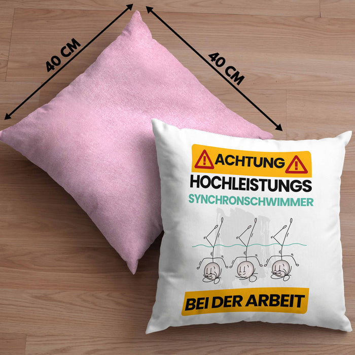 Synchronschwimmer Kissen mit Füllung 40x40 Geschenk Lustiger Spruch Geschenkidee für Synchronschwimmer Achtung Hochleistungs Synchronschwimmer Bei Der Arbeit (Grau) Rosa Trendation