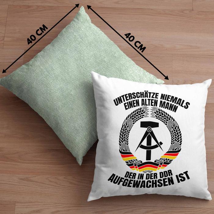 DDR Mann Kissen mit Füllung 40x40 Geschenk Unterschätze Niemals Einen Alten Mann Der In Der DDR AufgewachsenIst (Grau) Grün Trendation