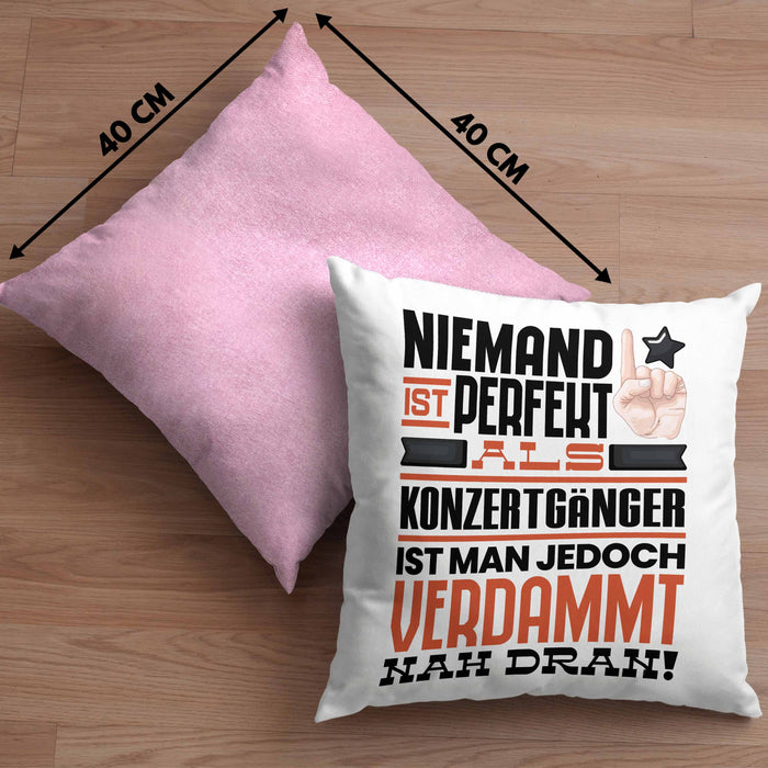 Konzertgänger Geschenk Kissen mit Füllung 40x40 Lustige Geschenkidee für Konzertgänger Geburtstag Niemand Ist Perfekt Aber Als Konzertgänger Ist Man Nah Dran (Grau) Rosa Trendation