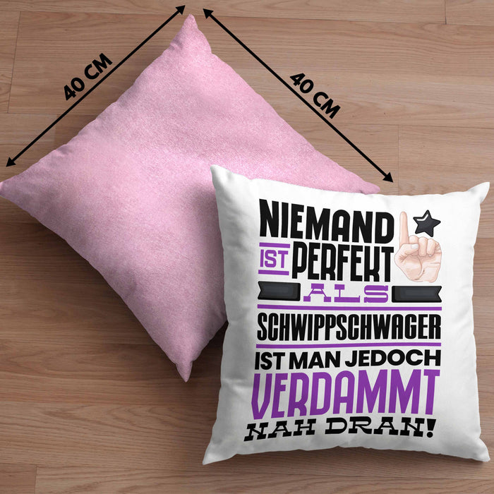 Schwippschwager Geschenk Kissen mit Füllung 40x40 Lustige Geschenkidee für Schwippschwager Geburtstag Niemand Ist Perfekt Aber Als Schwippschwager Ist Man Nah Dran (Grau) Rosa Trendation