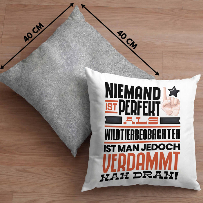 Wildtierbeobachter Geschenk Kissen mit Füllung 40x40 Lustige Geschenkidee für Wildtierbeobachter Geburtstag Niemand Ist Perfekt Aber Als Wildtierbeobachter Ist Man Nah Dran (Grau) Grau Trendation