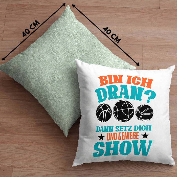 Boule Kissen mit Füllung 40x40 "Bin Ich Dran Dann Setz Dich Hin Und Genieße Die Show" Geschenk für Boule-Fans mit Spruch (Grau) Grün Trendation