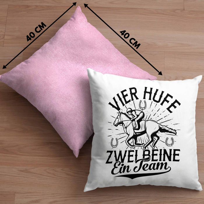 Reiterin Kissen mit Füllung 40x40 Spruch Geschenk Pferde-Liebhaberin Geschenkidee Mädchen Vier Hufe Zwei Beine Ein Team (Grau) Rosa Trendation